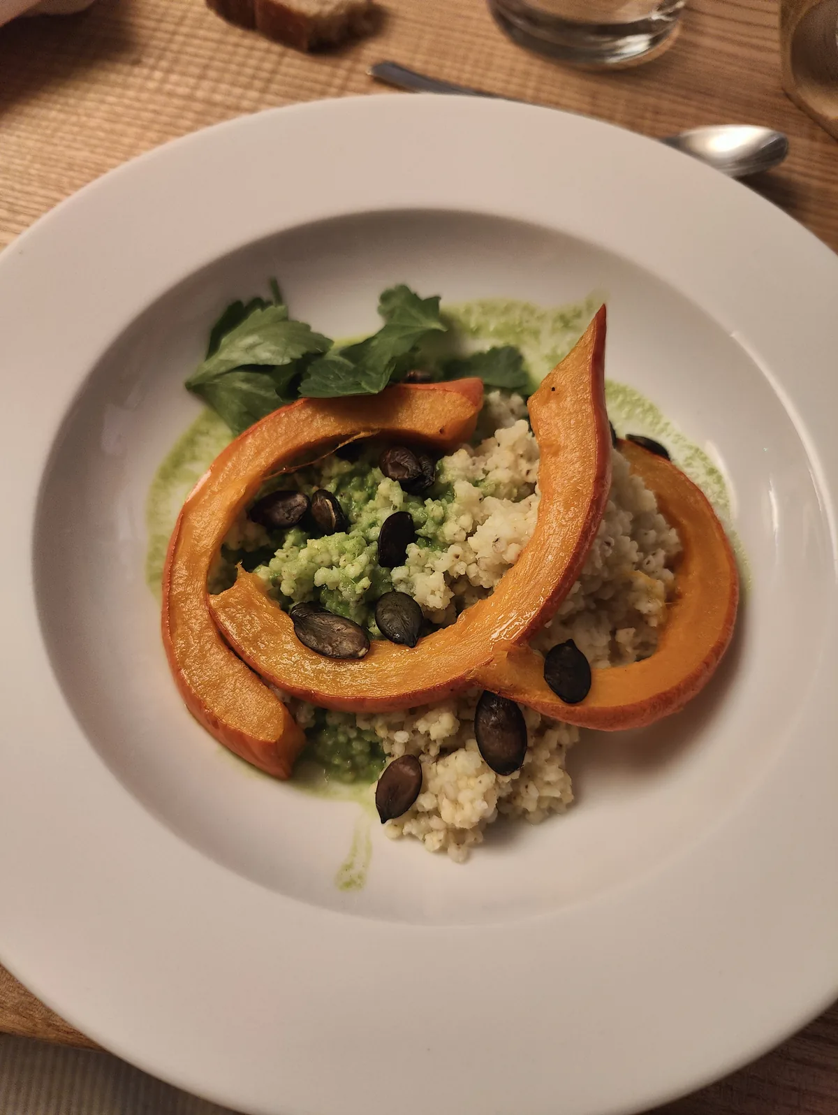 Une assiette de saison, courge rôtie et céréales, servie au chalet