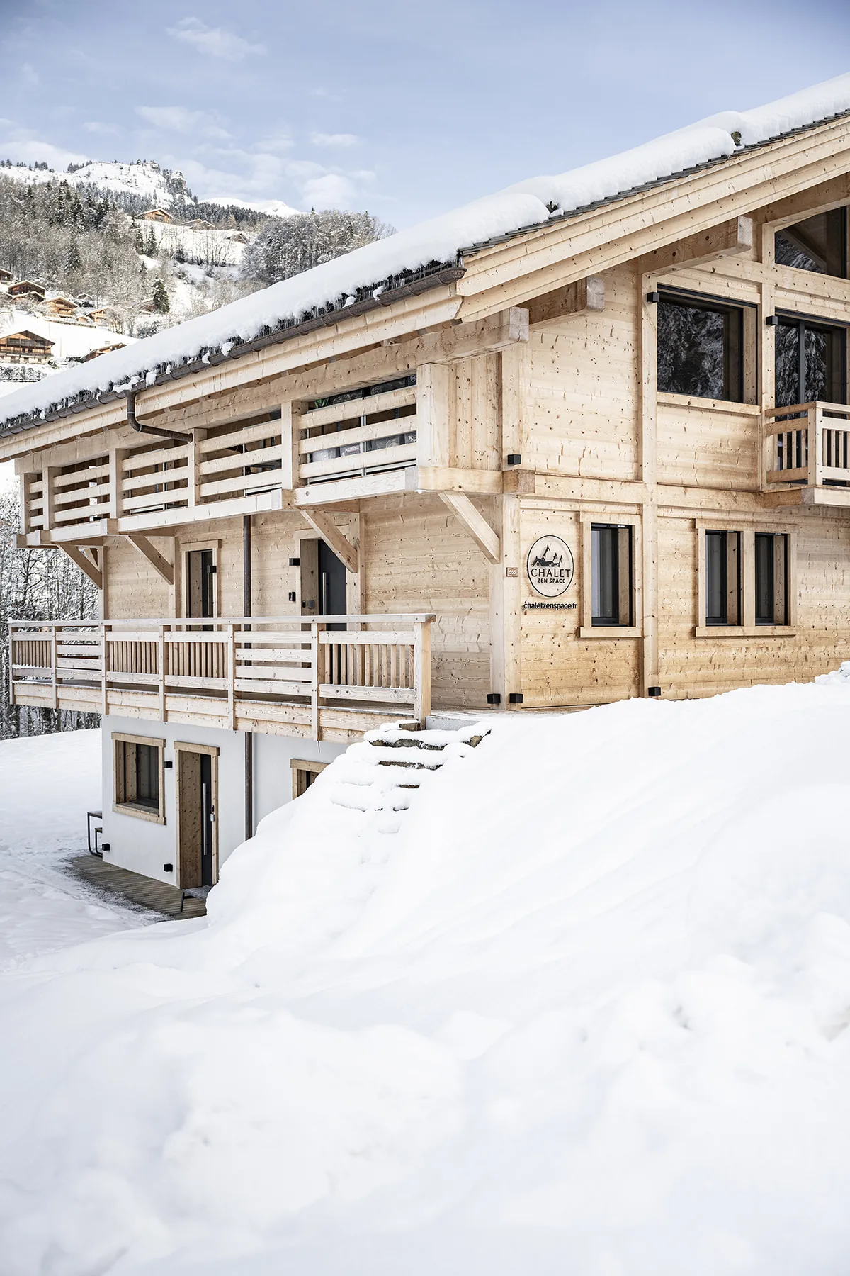 L'entrée du chalet Zenspace sous la neige