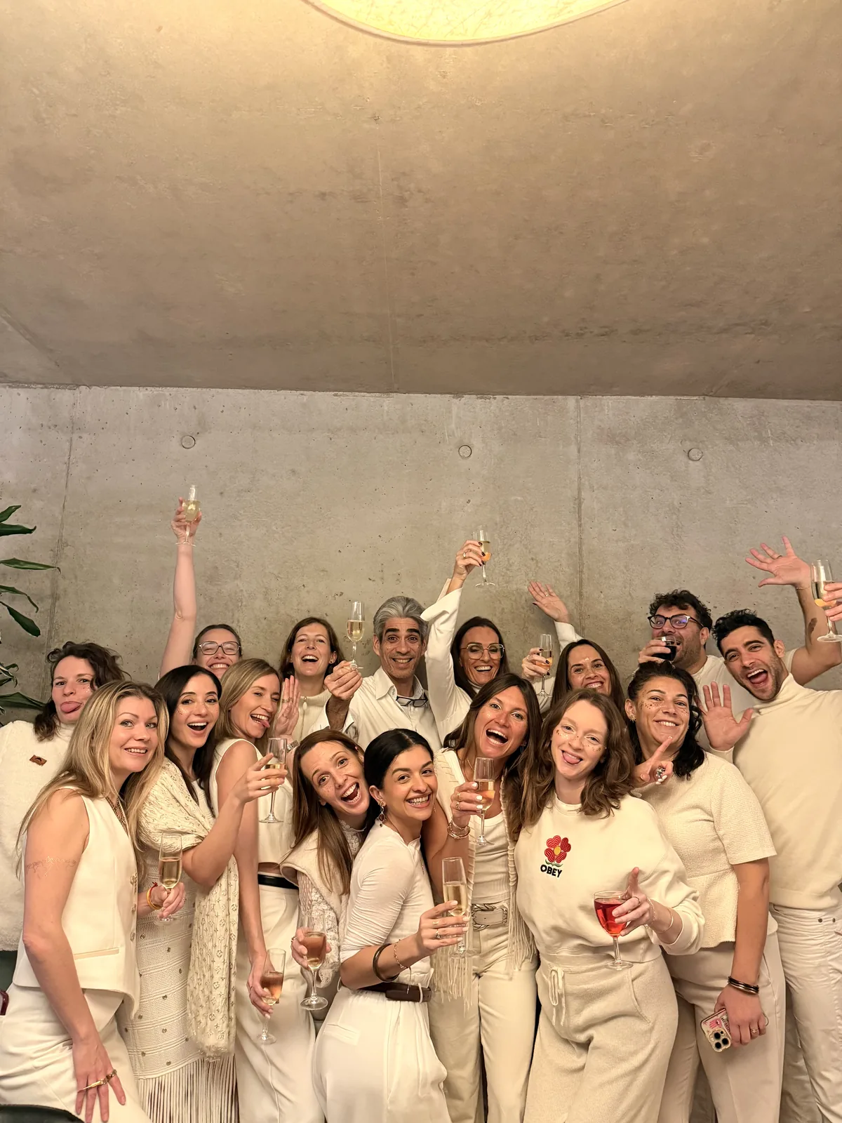 Le groupe tout en blanc pendant la soirée blanche au chalet