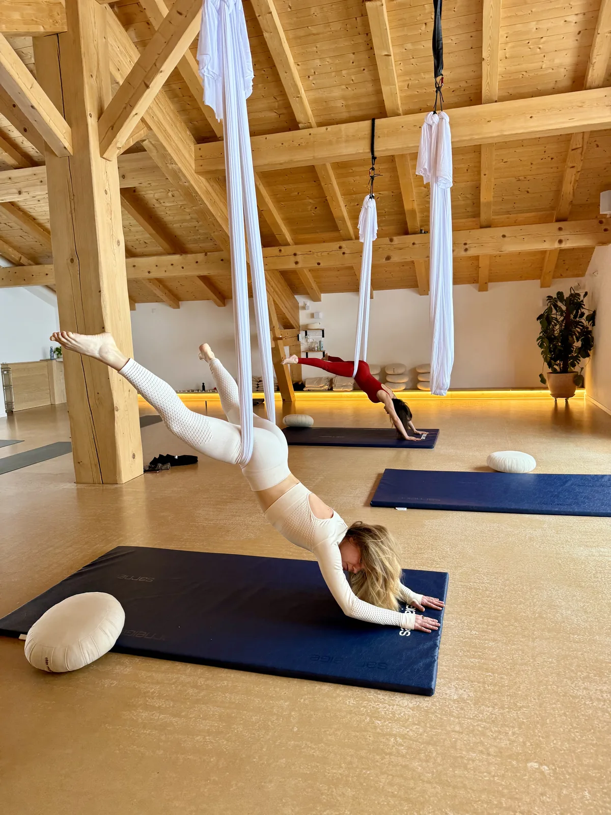 Les hamacs de yoga aérien dans la salle de pratique du chalet