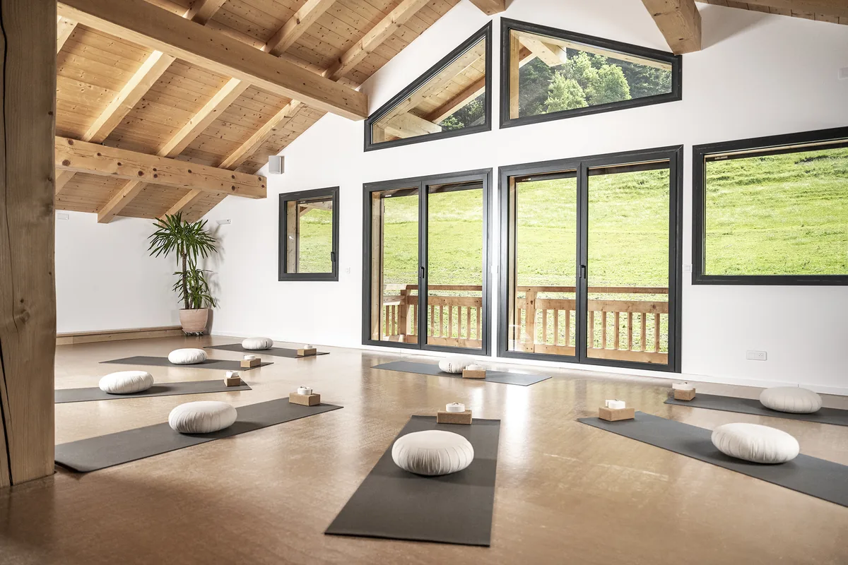 La salle de pratique lumineuse de 120 m² du chalet Zenspace