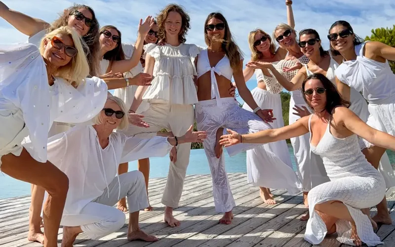 Groupe de participantes à une retraite de yoga Flowaway au bord de l'eau