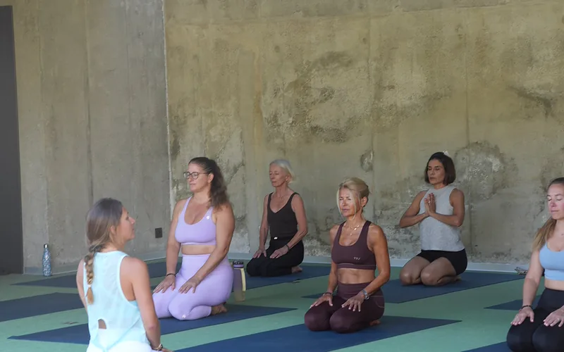 Groupe de participantes en méditation lors d'une retraite yoga Flowaway en Corse