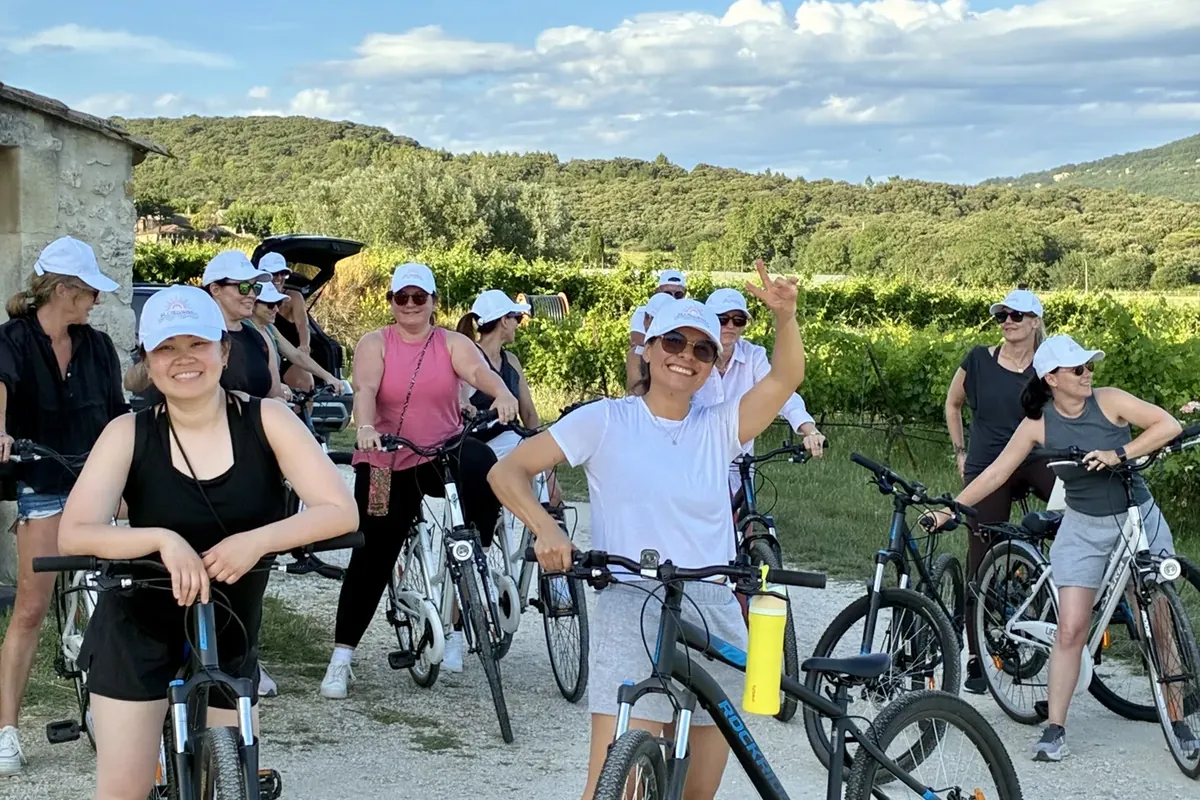 Groupe à vélo dans les vignes lors d'une retraite de yoga Flowaway en Provence