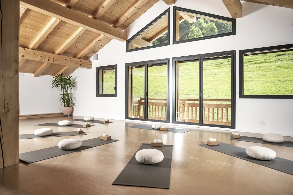 Salle de yoga d'un chalet privatisé lors d'une retraite Flowaway en montagne
