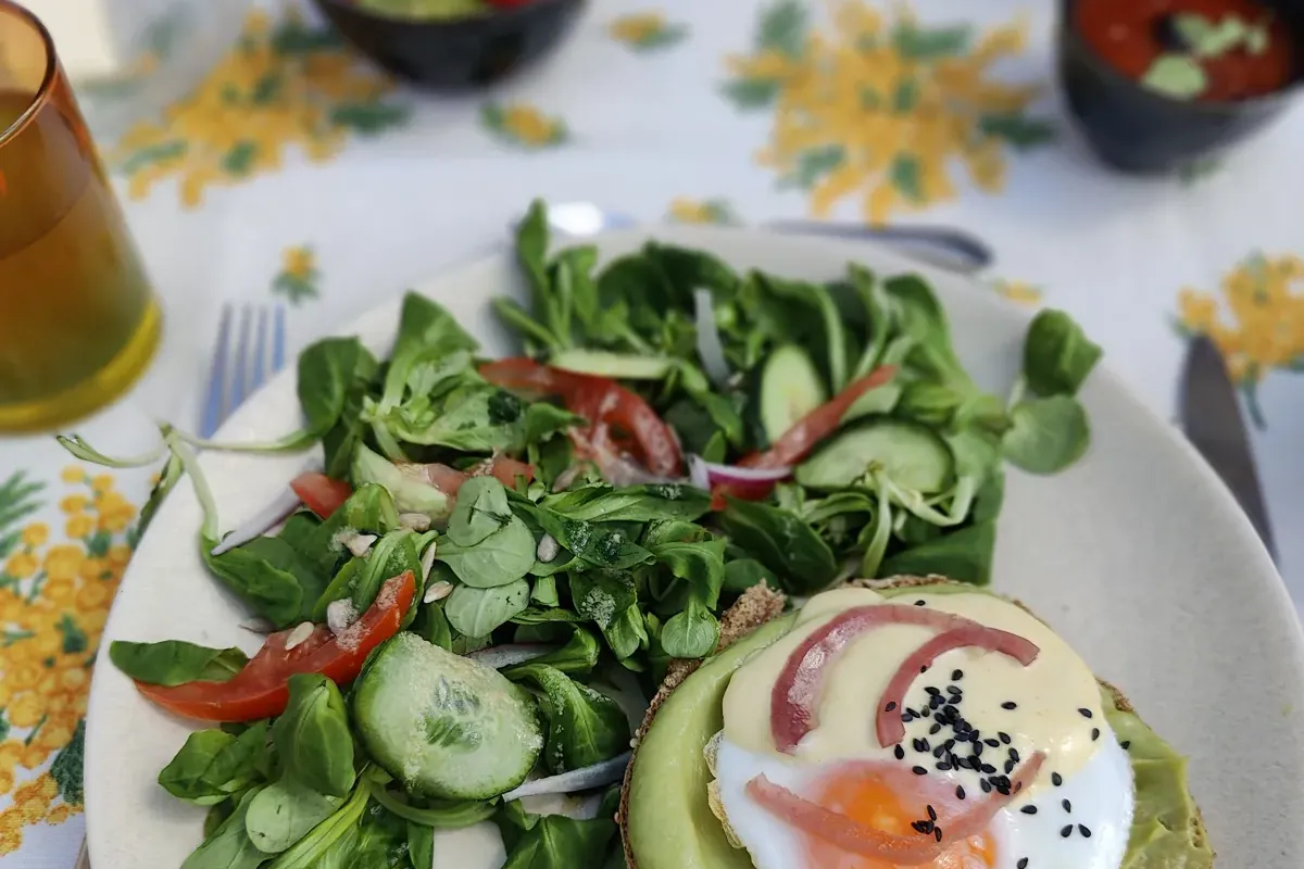 Assiette servie lors d'une retraite de yoga Flowaway