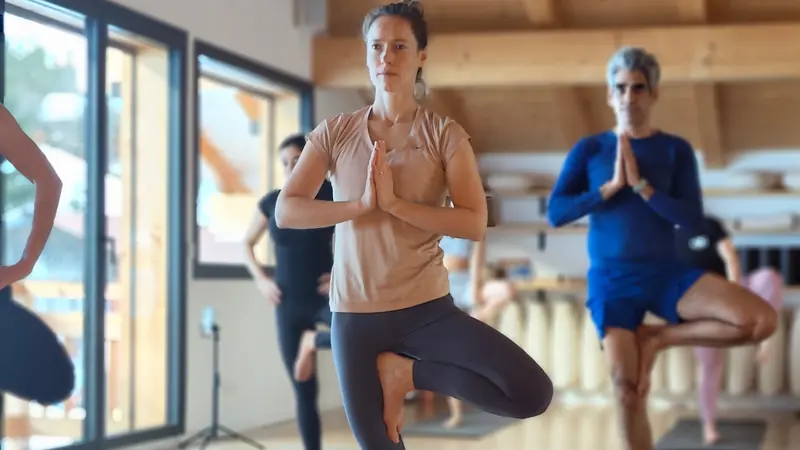 Valise et tapis de yoga — comment préparer sa première retraite de yoga