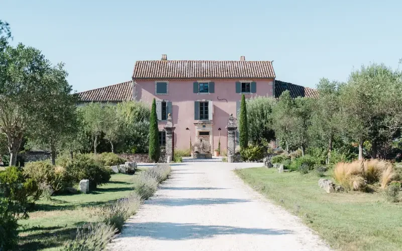 Le domaine des Terres Noires, lieu de la retraite de yoga Flowaway en Drôme provençale