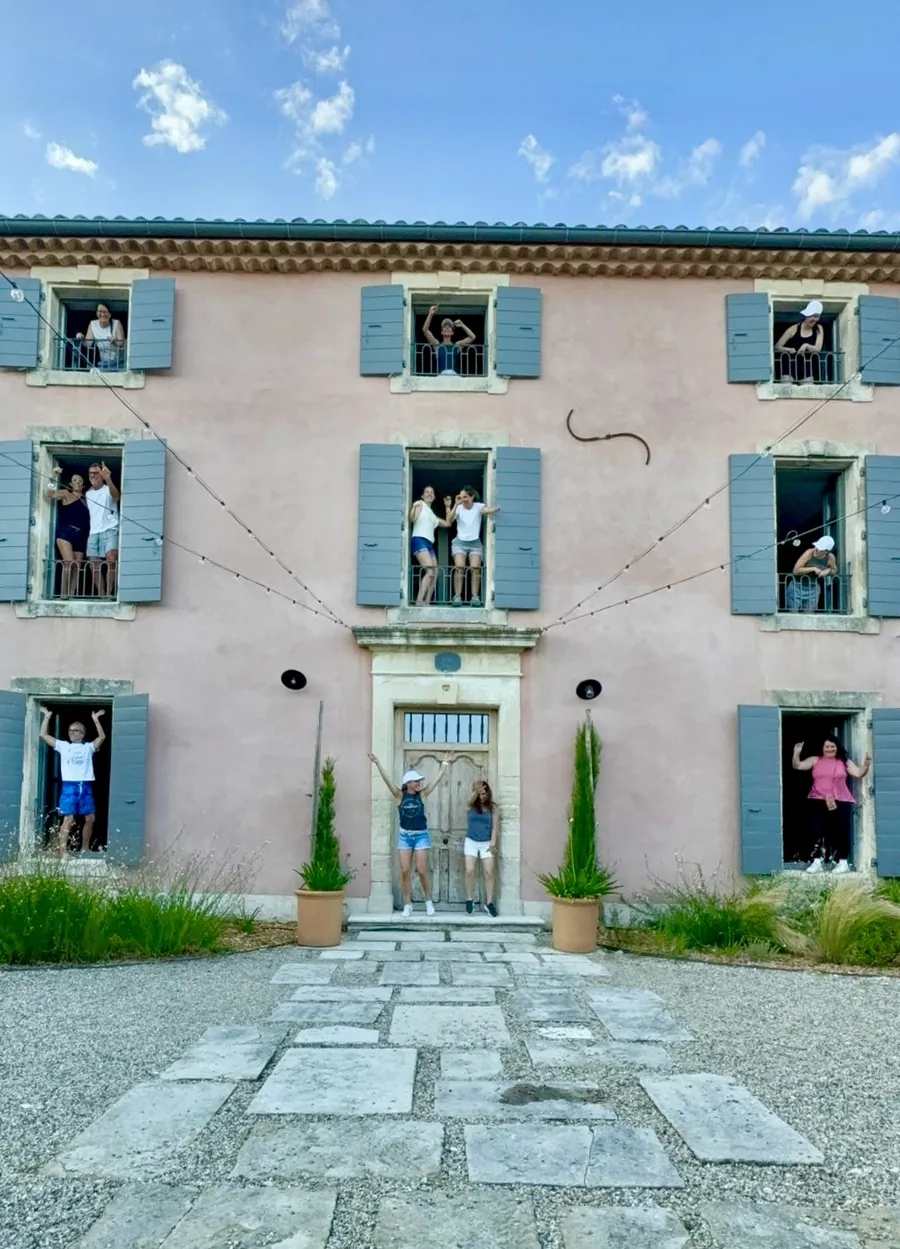 Participantes dansant aux fenêtres du domaine des Terres Noires lors d'une retraite Flowaway