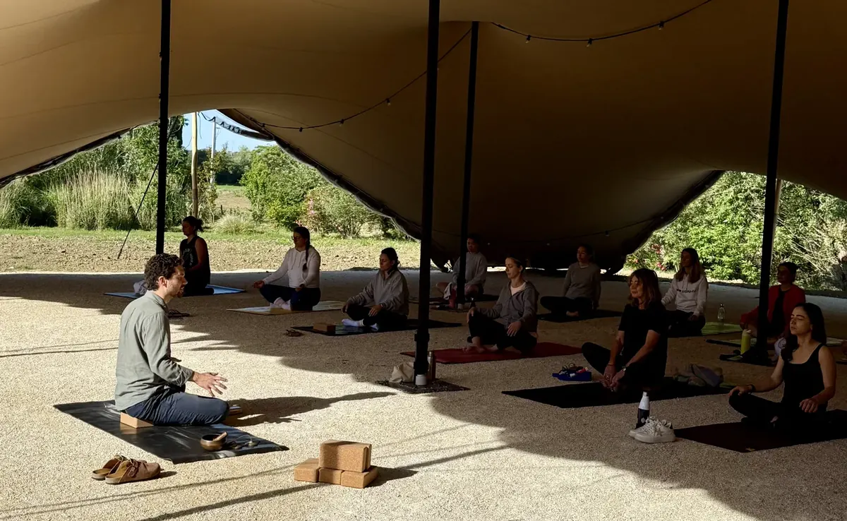 Cercle de yoga sous la grande tente du Domaine des Terres Noires, retraite Flowaway en Provence
