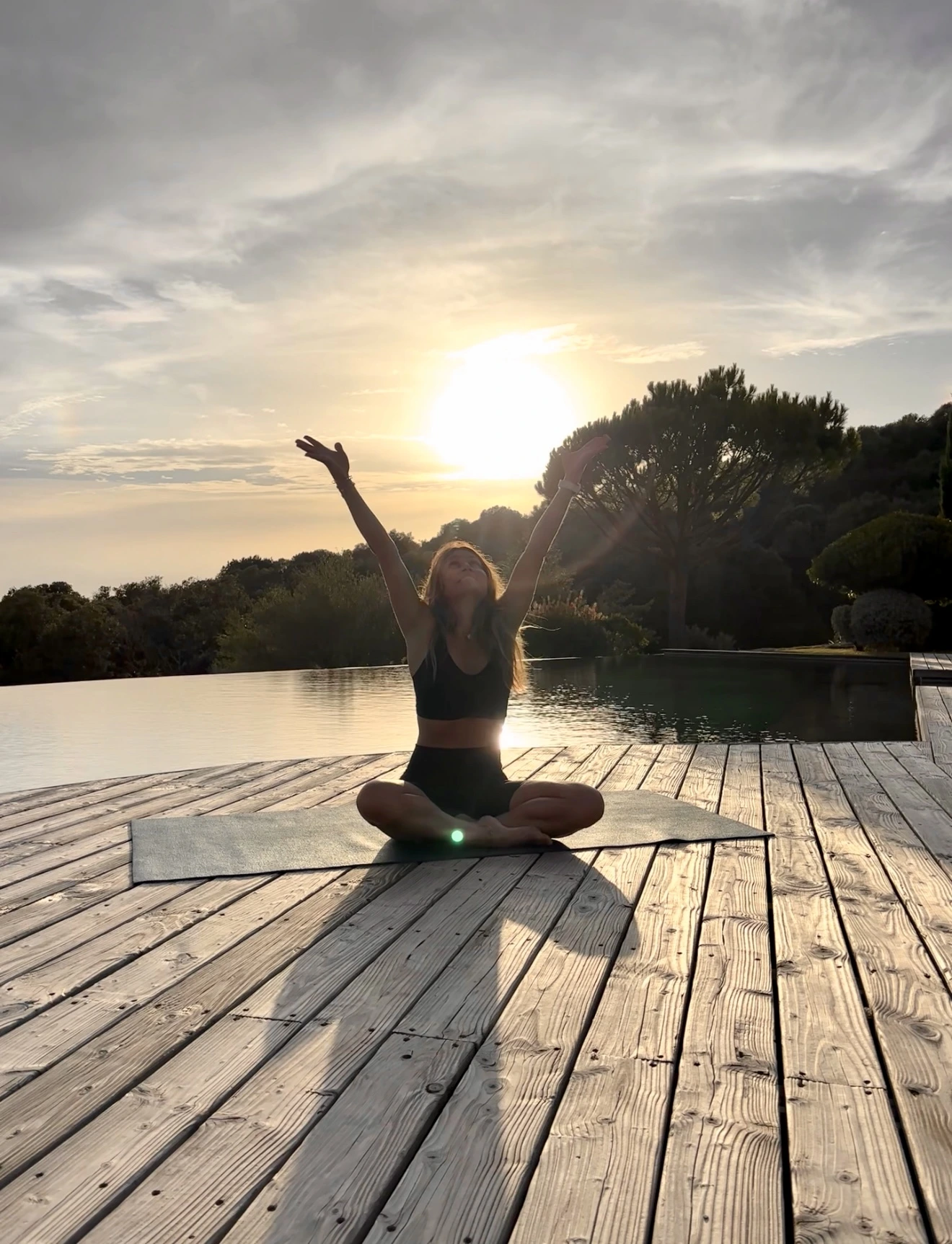 Power Vinyasa au lever du soleil sur le ponton — Retraite yoga Flowaway Corse