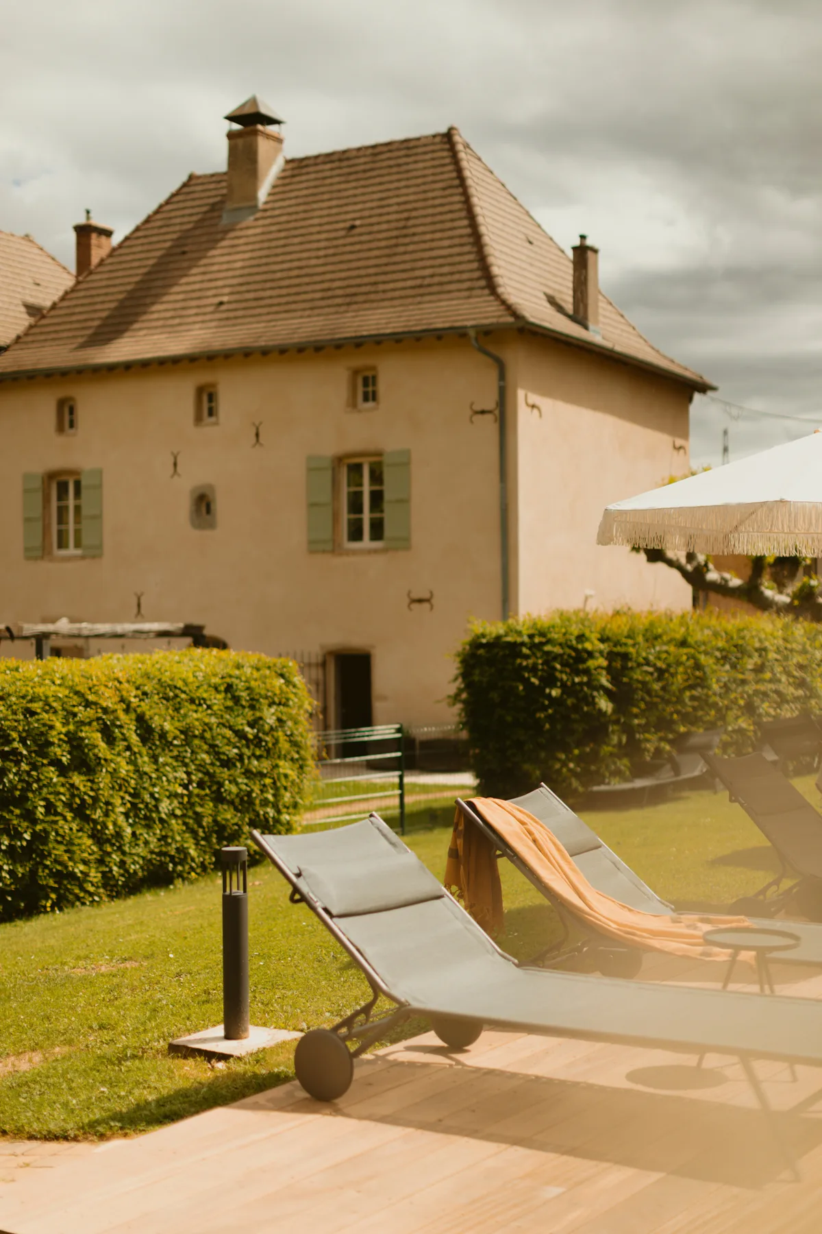 La demeure Tomette Singulière en Bourgogne — retraite yoga Flow & Fire