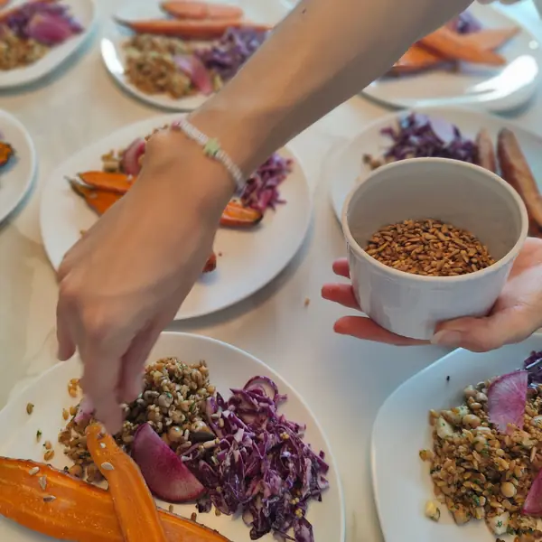 Repas sain et gourmand partagé entre participantes de retraite Flowaway