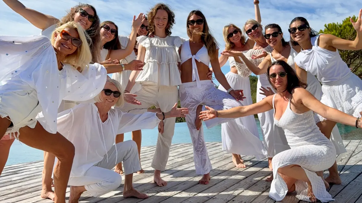 Groupe de participantes Flowaway pratiquant le yoga en plein air