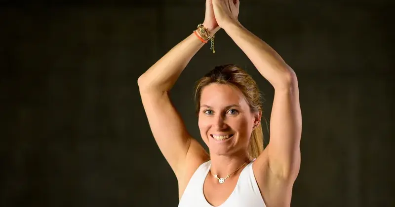 5 postures de yoga essentielles pour débuter — Flowaway Yoga Retreats