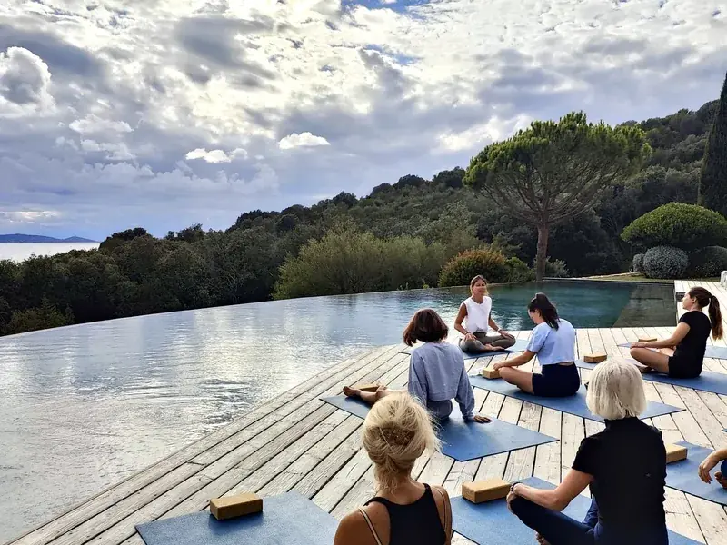 Retraite de yoga immersive Flowaway — groupe de participantes en Corse, Sud de la France