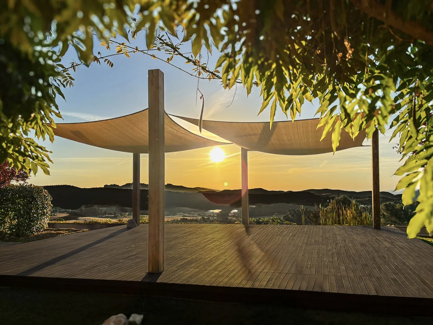 Terrasse de yoga au coucher du soleil dans une masia catalane — retraite Viva La Vida près de Barcelone